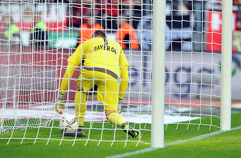 Der Moment, in dem man einfach nur im Boden versinken will. Bernd Leno holt den Ball nach seinem Eigentor aus dem Netz.