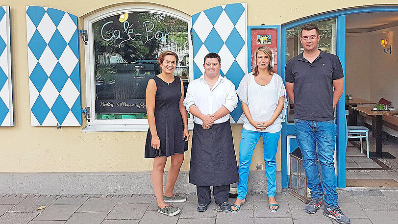 Ihr Opa hatte hier einst seinen Schreibwaren-Laden: das Team des Cafés.