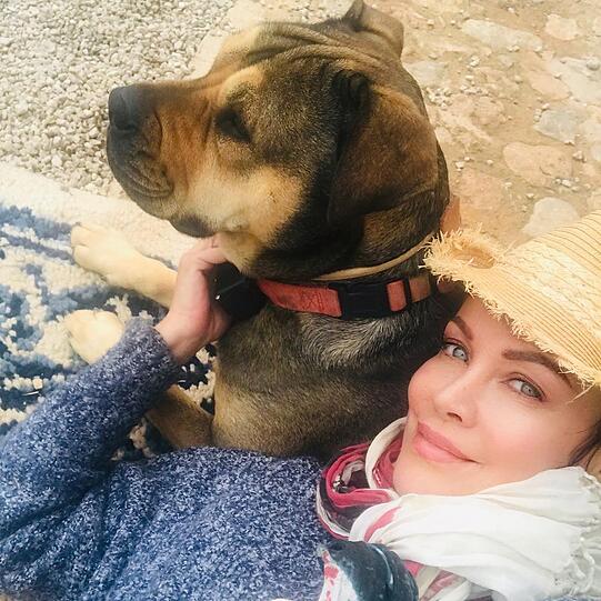 Sonja Kirchberger zieht in der Quarantäne ihren geliebten Mittagschlaf mit ihrem Hund "voll durch".