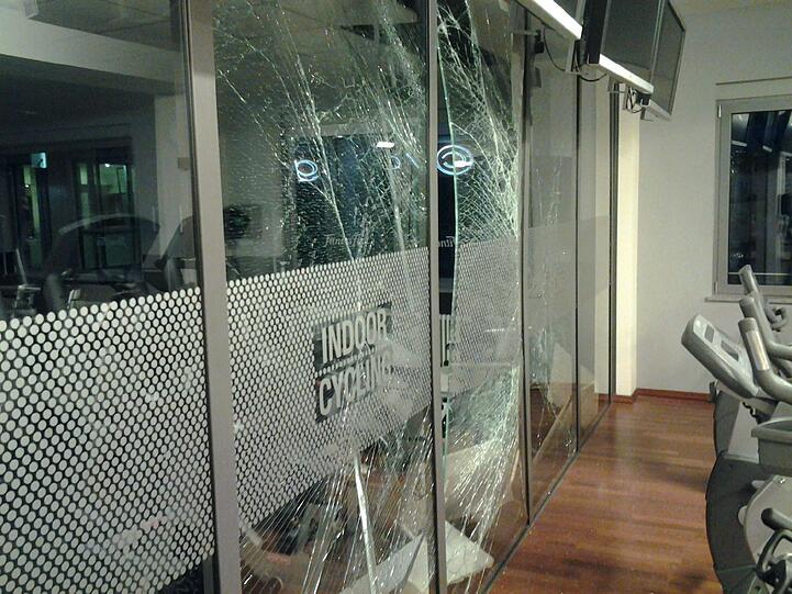 In diesem Fitness-Center nahe der Explosion sind nicht nur die Fenster kaputt: Sogar diese Trennscheiben im Inneren sind gesprungen.