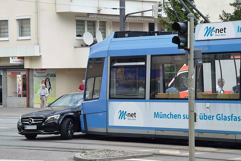 Zusammenstoß zwischen Pkw und Tram: An der Kreuzung Schwansee-/Wallbergstraße hat es ordentlich gekracht. Sehen Sie hier die Bilder vom Unfall.