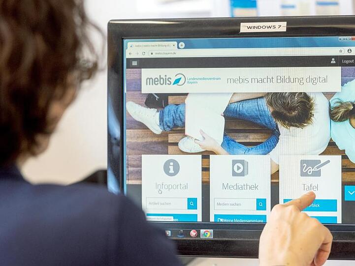 Eine Lehrerin sitzt vor einem Monitor mit dem Programm "mebis &ndash; Landesmedienzentrum Bayern". Foto: Armin Weigel/dpa