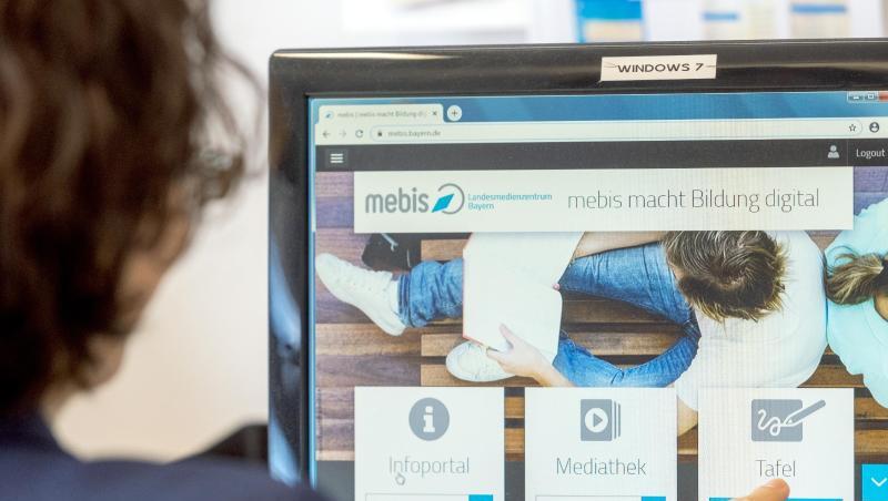 Eine Lehrerin sitzt vor einem Monitor mit dem Programm "mebis – Landesmedienzentrum Bayern". Foto: Armin Weigel/dpa Eine Lehrerin sitzt vor einem Monitor mit dem Programm "mebis – Landesmedienzentrum Bayern". Foto: Armin Weigel/dpa