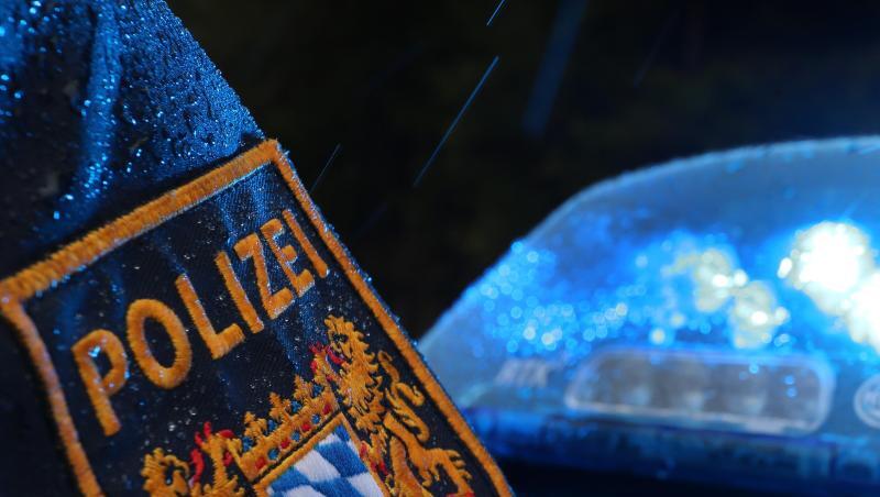 Ein Polizist steht im Regen vor einem Streifenwagen, dessen Blaulicht aktiviert ist. Foto: Karl-Josef Hildenbrand/Archivbild Ein Polizist steht im Regen vor einem Streifenwagen, dessen Blaulicht aktiviert ist. Foto: Karl-Josef Hildenbrand/Archivbild