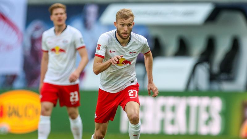 Leipzigs Konrad Laimer (r) vor Marcel Halstenberg am Ball.