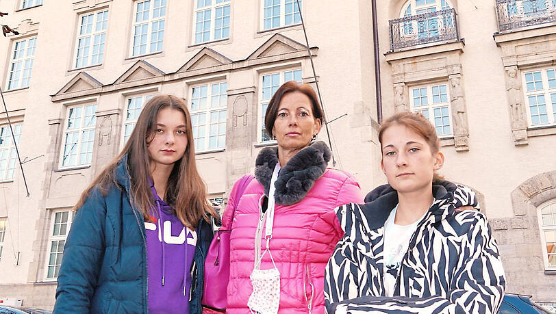 Die lärmgeplagten Schülerinnen Marlene (14, links) und Laura (12) mit ihrer Mutter Anja Brune vor der Schule. Die lärmgeplagten Schülerinnen Marlene (14, links) und Laura (12) mit ihrer Mutter Anja Brune vor der Schule.