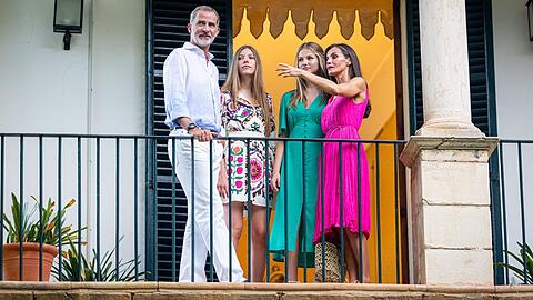 Auf dem Balkon ihrer mallorquinischen Sommerresidenz: die spanische Königsfamilie.
