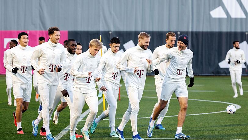 Min-jae Kim (l-r), Leon Goretzka, Dayot Upamecano, Frans Krätzig, Aleksandar Pavlovic, Konrad Laimer, Harry Kane und Thomas Müller vom FC Bayern München wärmen sich während der Trainingseinheit auf.