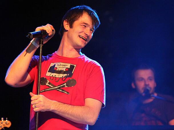 Aufnahme aus 2009: Achim Petry in seinem Element auf der Musikbühne. Sein Sound ist rockiger als der seines Vaters Wolfgang.