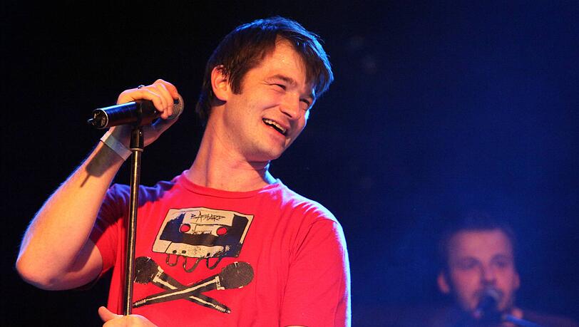 Aufnahme aus 2009: Achim Petry in seinem Element auf der Musikbühne. Sein Sound ist rockiger als der seines Vaters Wolfgang. Aufnahme aus 2009: Achim Petry in seinem Element auf der Musikbühne. Sein Sound ist rockiger als der seines Vaters Wolfgang.