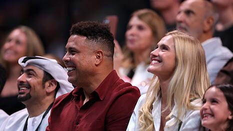 Ex-Fu&szlig;ballstar Ronaldo (Mitte) f&uuml;hlte sich gut unterhalten