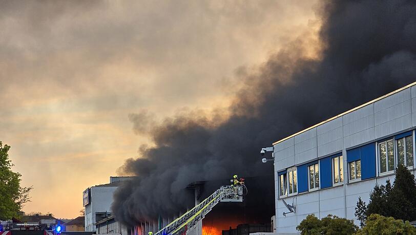 Eine gro&szlig;e Rauchwolke zeigte sich am Abend &uuml;ber Regensburg.