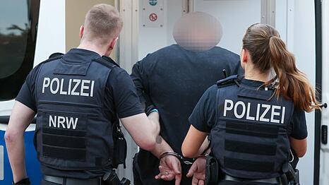 Ein Mann aus dem Umfeld der "Hells Angels" wird in Duisburg abgef&uuml;hrt.