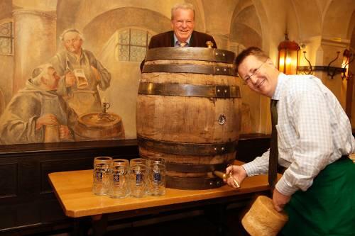 Auch Profis üben nochmal vor der Wiesn: Manfred (l.) und Thomas Vollmer in ihrer Augustiner-Gaststätte in der Fußgängerzone.