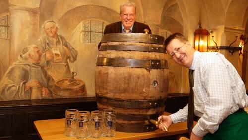 Auch Profis üben nochmal vor der Wiesn: Manfred (l.) und Thomas Vollmer in ihrer Augustiner-Gaststätte in der Fußgängerzone. Auch Profis üben nochmal vor der Wiesn: Manfred (l.) und Thomas Vollmer in ihrer Augustiner-Gaststätte in der Fußgängerzone.
