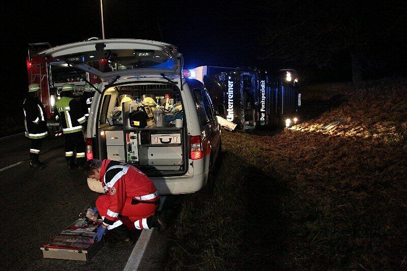 Am Mittwoch morgen kippte ein LKW auf der B 12 bei Rattenkirchen um: Der verletzte Fahrer war in seiner Kabine eingeklemmt und musste von der Feuerwehr befreit werden. Die Bilder!
