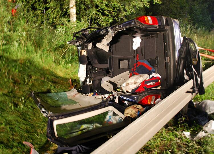 Warum es zu dem tragischen Unfall auf der B20 in Ascha (Niederbayern) gekommen ist, ist bisher nicht bekannt. Eine 30-jährige Autofahrerin ist auf die Gegenfahrbahn geraten und hat ein Taxi frontal gerammt. Drei Menschen starben, vier wurden schwer verletzt.