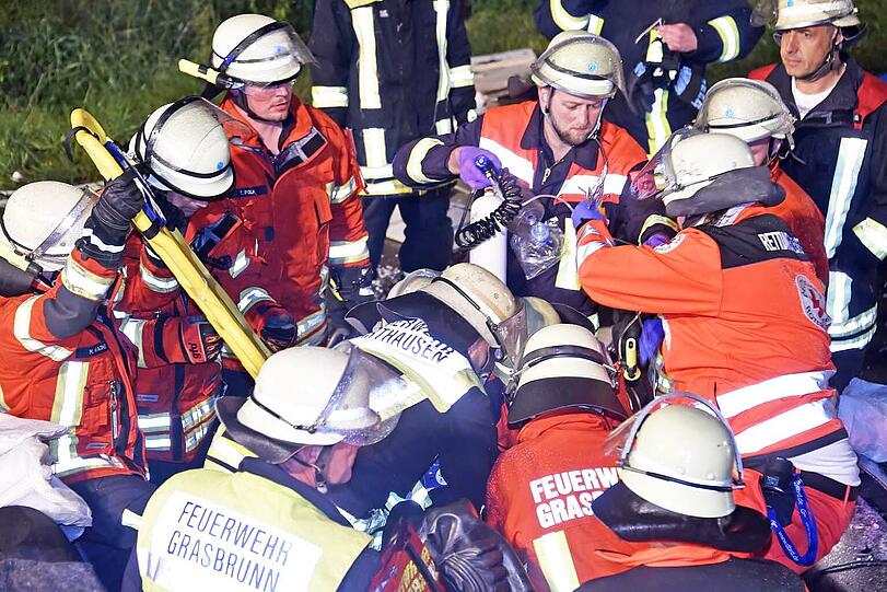 Die Feuerwehr befreit die Schwerverletzte mit einem Rettungsspreizer.