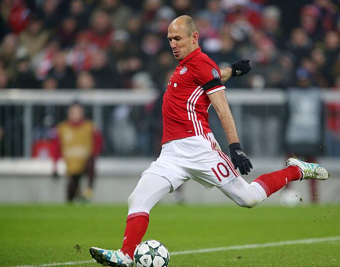 Arjen Robben Note 3: Interessante Wintermode: Robben spielte in langer  
Unterhose, kurzen Ärmeln und Handschuhen. Wirkte sehr motiviert, kam  
bei seinen Dribblings aber nur selten durch.