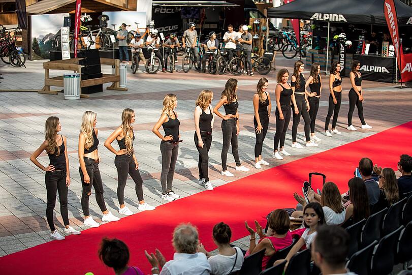 Die Models auf dem roten Teppich.