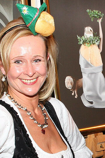 Helene mit Seppl-Fascinator im Haar.