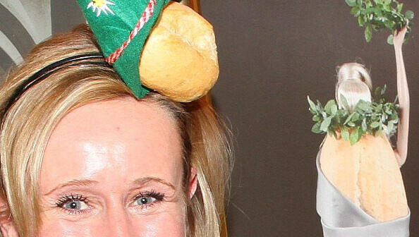 Helene mit Seppl-Fascinator im Haar.