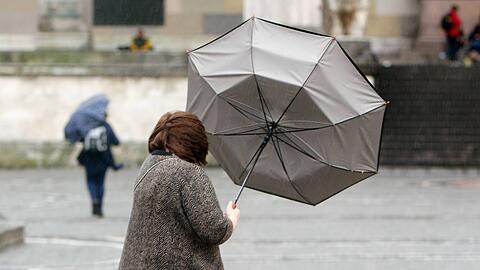 Für Bayern ist wieder mit mehr Regen und auch heftigem Wind zu rechnen. (Symbolbild)