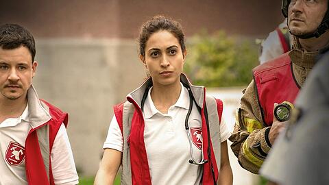 "Die Not&auml;rztin: Familie": Dr. Nina Haddad (Sabrina Amali) ist auf dem Weg zu einem Einsatz.