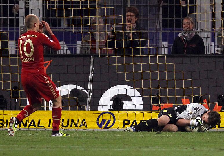 Robben hält sich die Hände vors Gesicht..