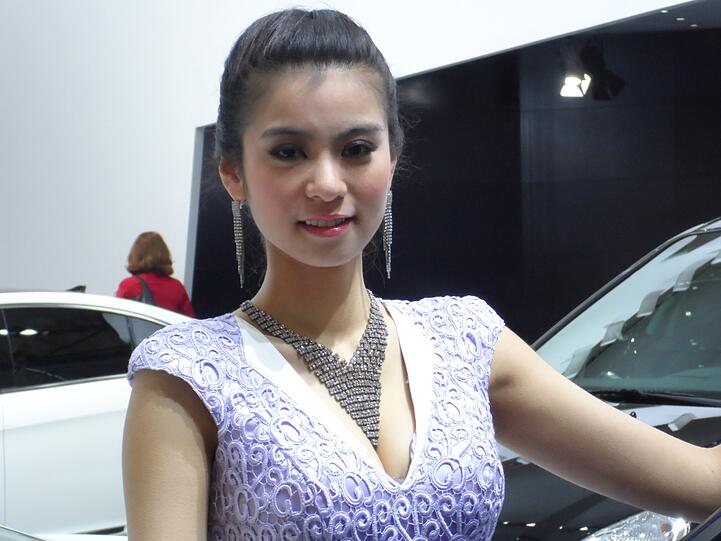 Schöne Frauen an neuen Autos: Eine nach wie vor unschlagbar attraktive Kombination - auch in Shanghai.
