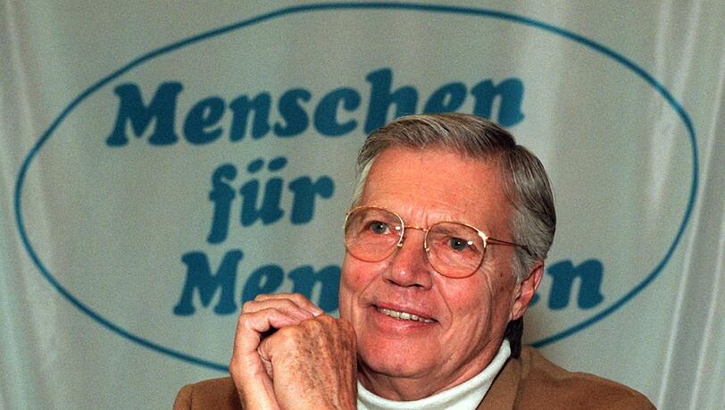 Ein Bild aus alten Zeiten: Inzwischen hat Karl-Heinz Böhm den Posten als Vorstandsvorsitzender der Stiftung an seine Frau Almaz abgegeben. Ein Bild aus alten Zeiten: Inzwischen hat Karl-Heinz Böhm den Posten als Vorstandsvorsitzender der Stiftung an seine Frau Almaz abgegeben.