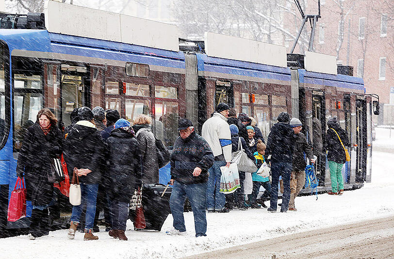 So sieht der Winter in München aus: Viele Menschen weichen auf die Tram und andere öffentliche Verkehrsmittel aus, um nicht mit dem Auto fahren zu müssen.