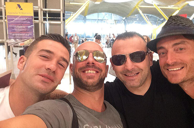 Auch Pepe Reina hat es gerne gesellig. Der Keeper der Bayern knipst ein Selfie mit ein paar Freunden.
