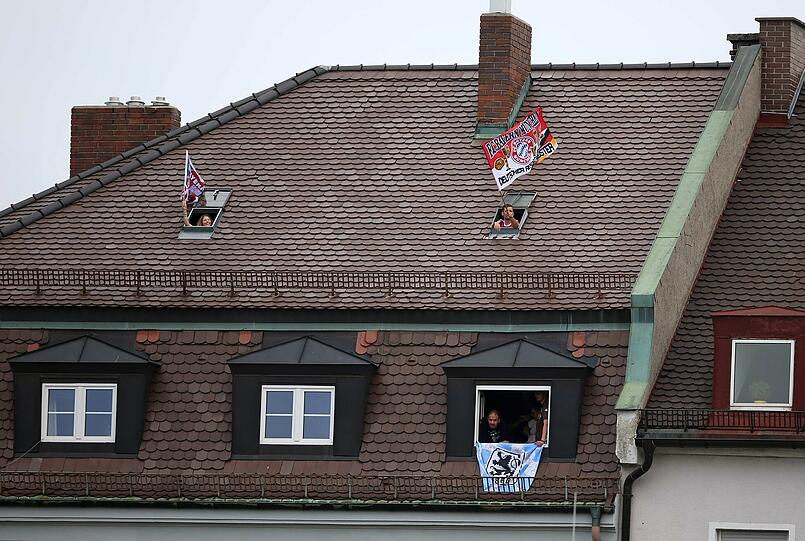 Ein Haus, zwei Vereine: Oben wehen Bayernfahnen, unten eine von 1860.