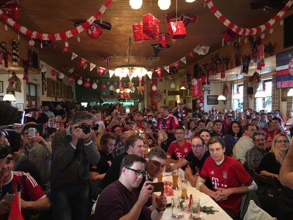 Bayern-Stars zum Anfassen: Die Bilder von den Adventsbesuchen bei den Fanclubs zum Durchklicken
