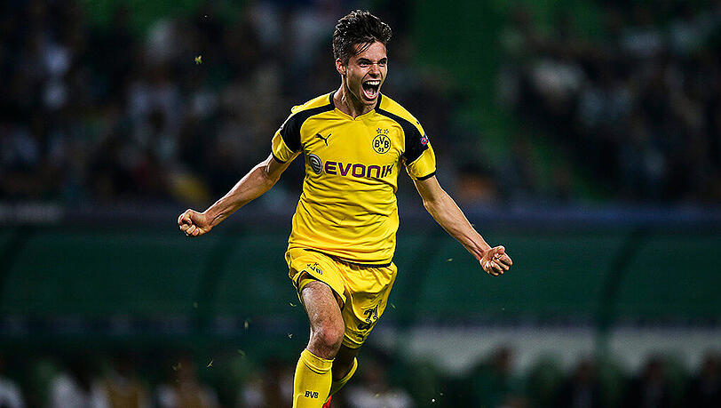 Julian Weigl war im Probetraining des FC Bayern, doch der deutsche Rekordmeister lehnte ihn ab. Stattdessen ging es dann für ihn zum TSV 1860 München. Julian Weigl war im Probetraining des FC Bayern, doch der deutsche Rekordmeister lehnte ihn ab. Stattdessen ging es dann für ihn zum TSV 1860 München.