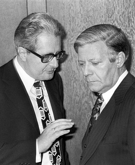 Der Kanzler und sein Justizminister: Helmut Schmidt und Hans-Jochen Vogel auf einer Aufnahme aus dem Jahr 1977.