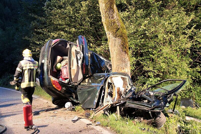 Aus dem Wrack des BMW konnte die 39-Jährige nur noch tot geborgen werden. Das Auto war frontal gegen den Baum geprallt.