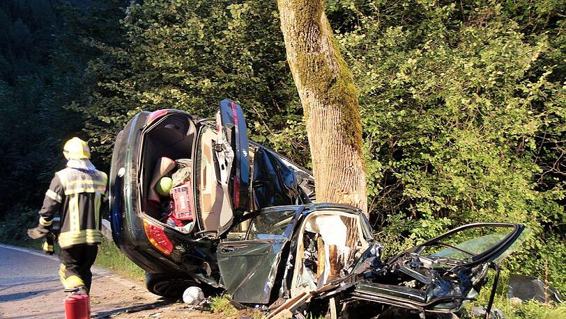 Aus dem Wrack des BMW konnte die 39-Jährige nur noch tot geborgen werden. Das Auto war frontal gegen den Baum geprallt. Aus dem Wrack des BMW konnte die 39-Jährige nur noch tot geborgen werden. Das Auto war frontal gegen den Baum geprallt.