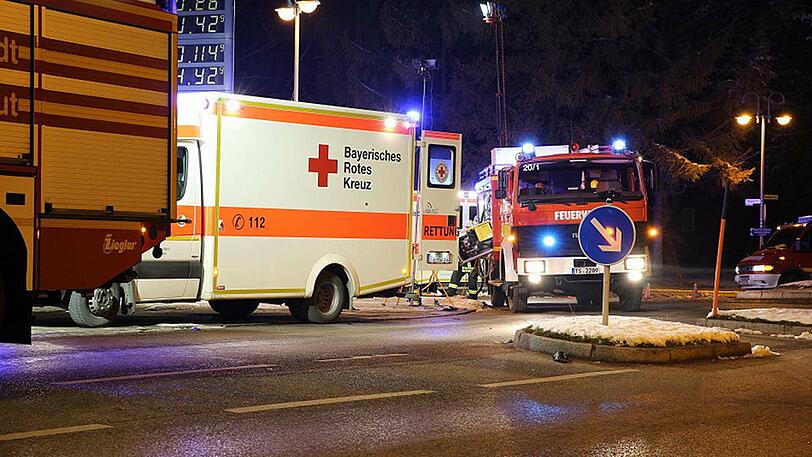 Das Auto ist nach dem Unfall vollkommen zerstört, der Fahrer schwer verletzt. Die Bilder aus Traunreut.
