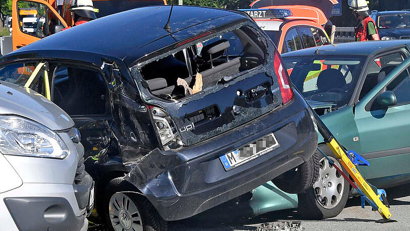 Während der Unfallaufnahme und der Aufräumungsarbeiten kam es auf der B304 für knapp drei Stunden in beiden Richtungen zu erheblichen Staus.
