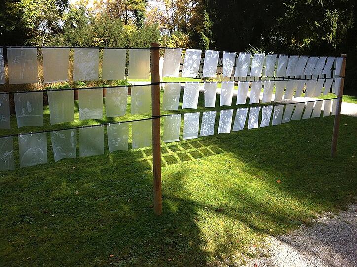 Die Folien flattern im Wind und glitzern in der Sonne. Ob so die Seelen der Verstorbenen klingen und aussehen?