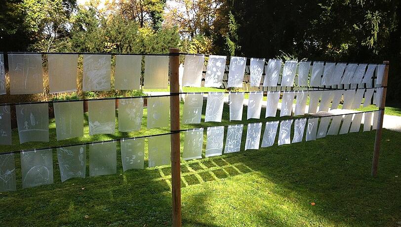 Die Folien flattern im Wind und glitzern in der Sonne. Ob so die Seelen der Verstorbenen klingen und aussehen? Die Folien flattern im Wind und glitzern in der Sonne. Ob so die Seelen der Verstorbenen klingen und aussehen?