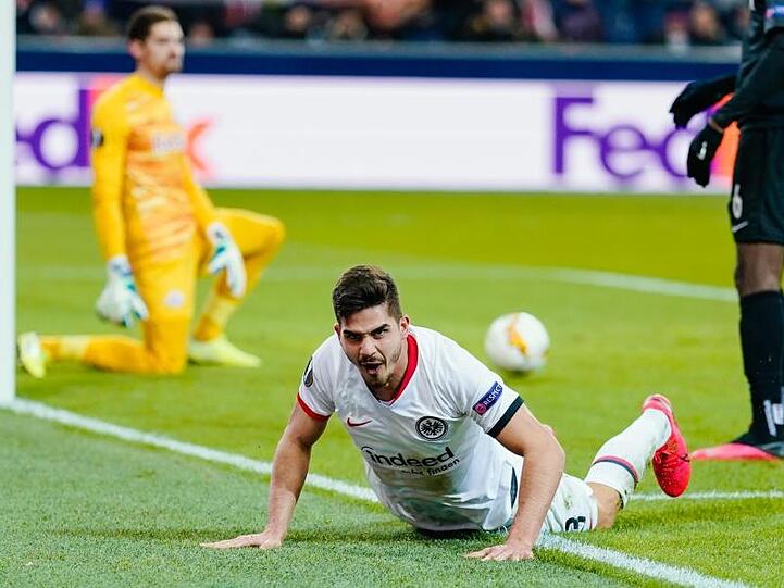 Frankfurts Torschütze Andre Silva jubelt über das Tor zum 1:1.