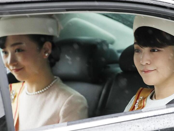 Prinzessin Mako (r) und ihre jüngere Schwester Prinzessin Kako, Nichten von Kaiser Naruhito, sind auf dem Weg zum Kaiserpalast.