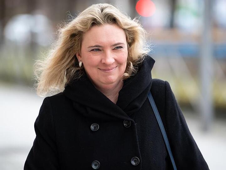 Kerstin Schreyer (CSU), Verkehrsministerin von Bayern, auf dem Weg zu einem Termin. Foto: Sven Hoppe/dpa