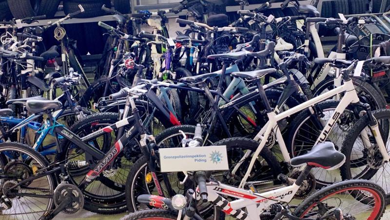 Gestohlene Fahrräder stehen bei der Grenzpolizeiinspektion Piding.