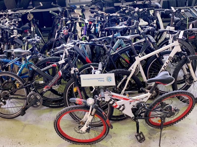 Schleierfahnder entdecken gestohlene Räder hinter Möbeln | Abendzeitung