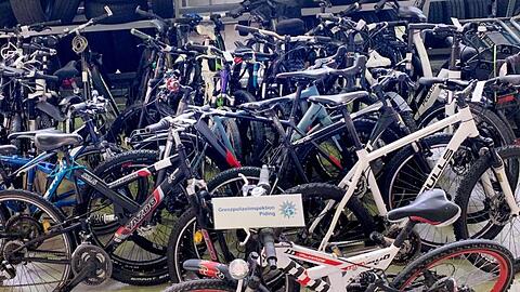 Gestohlene Fahrräder stehen bei der Grenzpolizeiinspektion Piding.