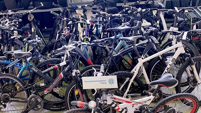 Gestohlene Fahrräder stehen bei der Grenzpolizeiinspektion Piding.
